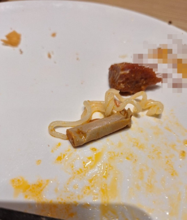 屯門茶餐廳公仔麵藏煙頭！侍應堅稱唔食煙設法收走餐點