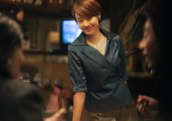 48歲性感女神開胸晚裝曬完美身材 老公親證「事業線巨大」 林熙蕾分享三大保養秘訣 