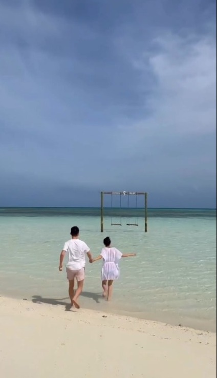 麥明詩盛勁為飛馬爾代夫度蜜月曬幸福合照 此行原來非二人世界 仲大手筆請埋…