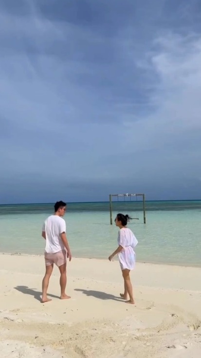 麥明詩盛勁為飛馬爾代夫度蜜月曬幸福合照 此行原來非二人世界 仲大手筆請埋…