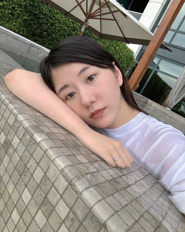 張家朗孖法籍女友蜜遊沖繩 曬石垣島打卡合照罕有放閃 