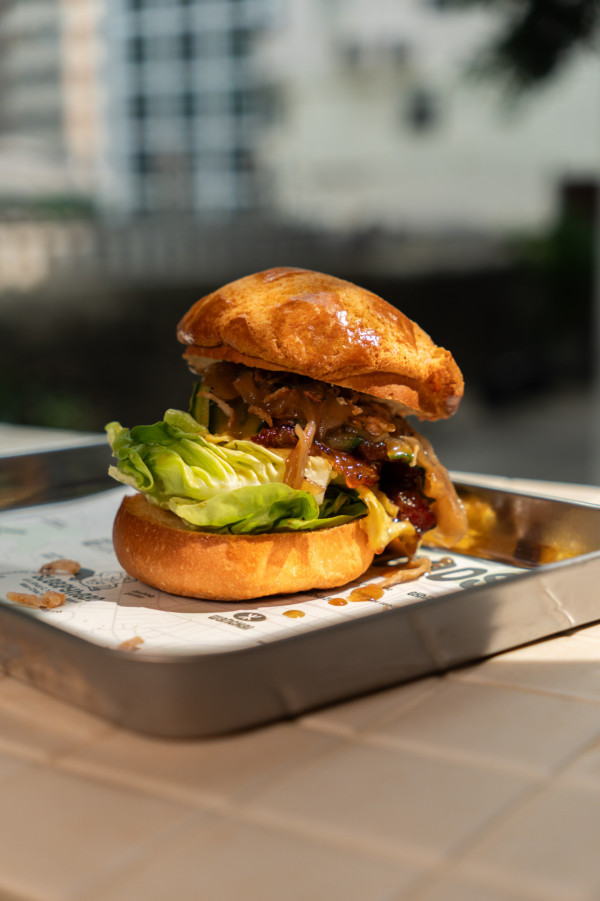 灣仔新開茶餐廳風味咖啡吧「矇茶茶」   沙嗲牛肉包／菠蘿叉燒包／港式奶茶／歡樂時光優惠