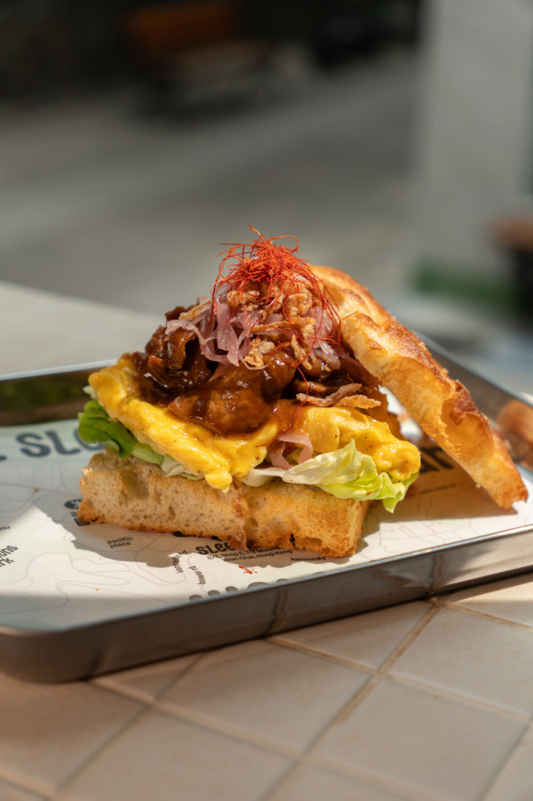 灣仔新開茶餐廳風味咖啡吧「矇茶茶」   沙嗲牛肉包／菠蘿叉燒包／港式奶茶／歡樂時光優惠