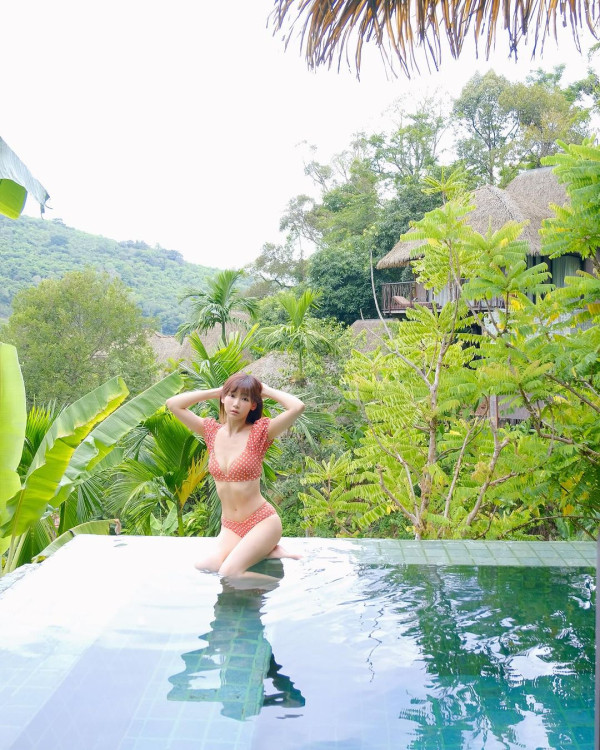 簡淑兒性感現身泰國音樂節 罕曬深長事業線 力撼咪神陳婉衡！ 