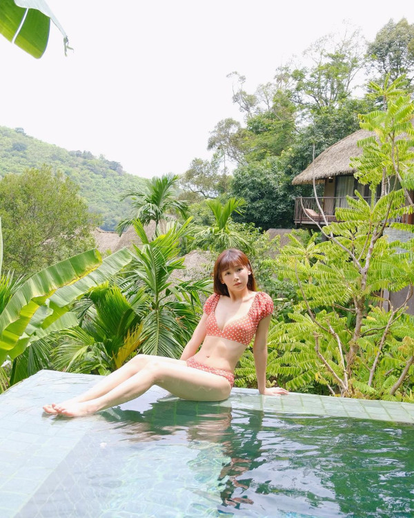 簡淑兒性感現身泰國音樂節 罕曬深長事業線 力撼咪神陳婉衡！ 