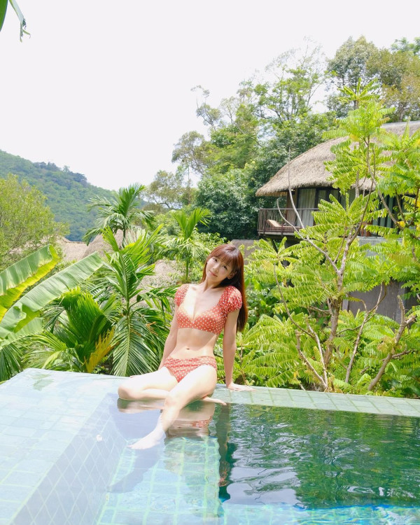 簡淑兒性感現身泰國音樂節 罕曬深長事業線 力撼咪神陳婉衡！ 