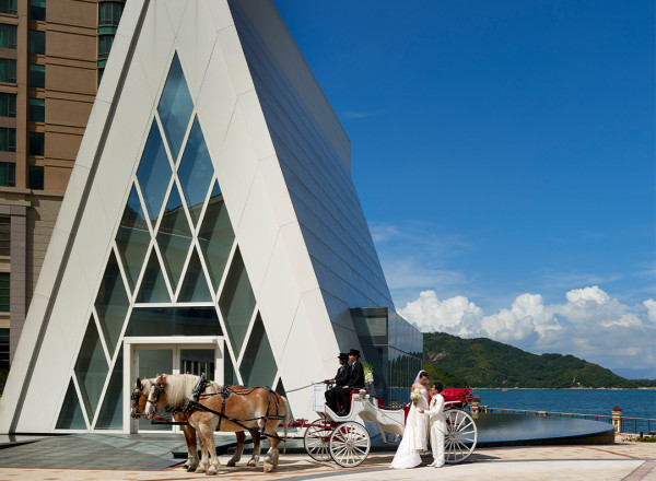 愉景灣好去處｜海濱玻璃白禮堂（圖片來源：Visit Discovery Bay 官網）