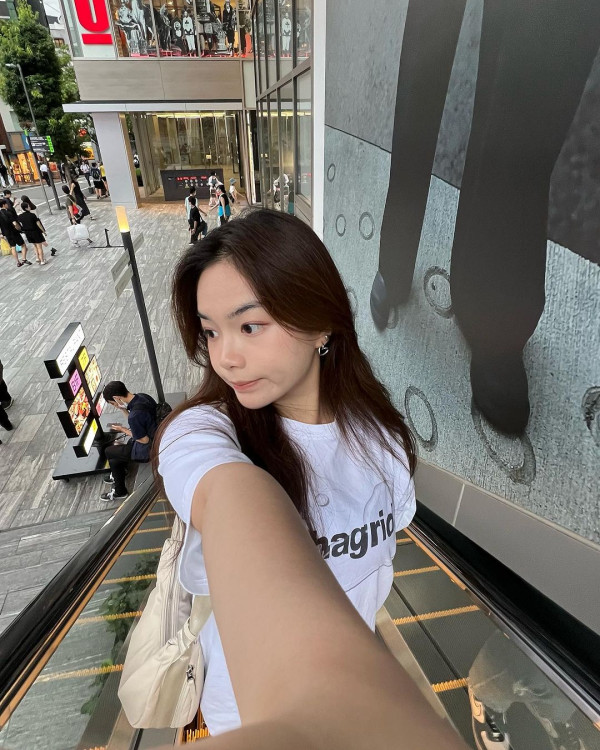 聲夢小花韓國畢業旅行曬男友視角 被讚有仙氣:回眸一笑殺死人