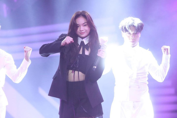 聲夢小花韓國畢業旅行曬男友視角 被讚有仙氣:回眸一笑殺死人