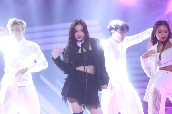 聲夢小花韓國畢業旅行曬男友視角 被讚有仙氣:回眸一笑殺死人