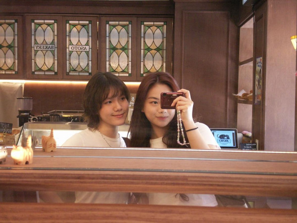 聲夢小花韓國畢業旅行曬男友視角 被讚有仙氣:回眸一笑殺死人