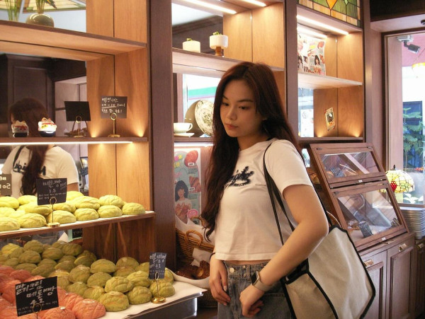 聲夢小花韓國畢業旅行曬男友視角 被讚有仙氣:回眸一笑殺死人