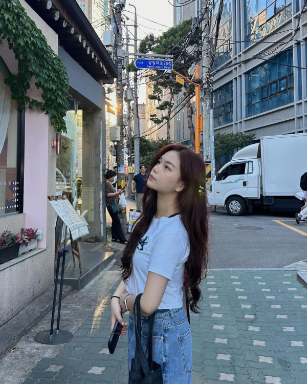 聲夢小花韓國畢業旅行曬男友視角 被讚有仙氣:回眸一笑殺死人