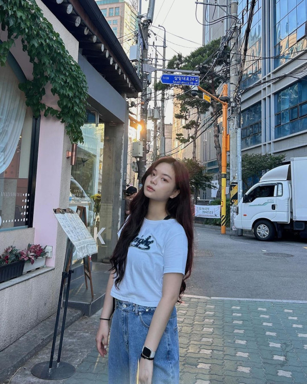 聲夢小花韓國畢業旅行曬男友視角 被讚有仙氣:回眸一笑殺死人