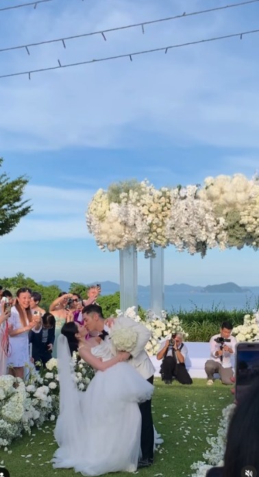 關楚耀老婆冰島零下5度浸溫泉 泳裝上陣大曬事業線有睇頭 