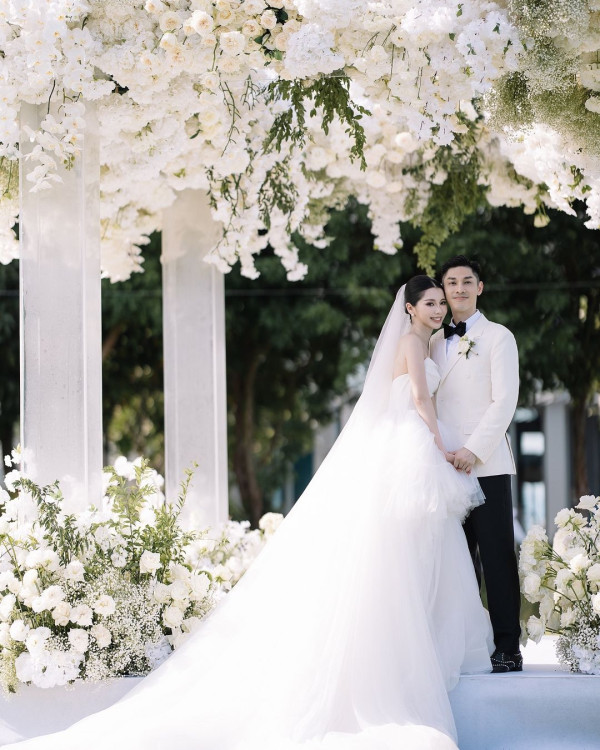 關楚耀老婆冰島零下5度浸溫泉 泳裝上陣大曬事業線有睇頭 