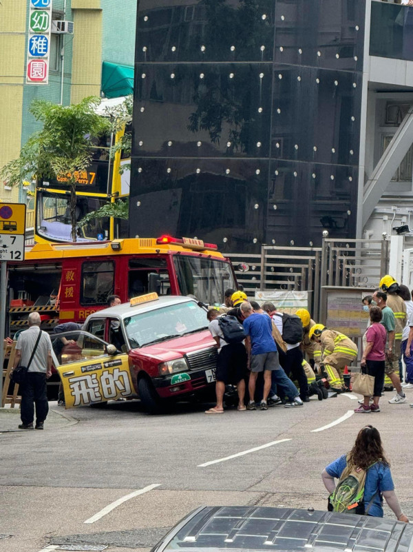 交通意外｜香港仔女子遭的士撞倒困車底 熱心途人合力抬車救人