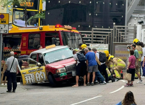 交通意外｜香港仔女子遭的士撞倒困車底 熱心途人合力抬車救人