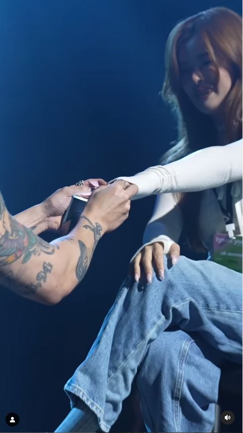 Tyson Yoshi加拿大開騷期間向女友求婚成功 IG大曬鑽戒高呼：She said yes 