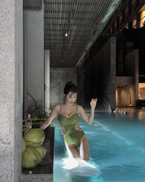 港台瑜伽女神外遊性感大解放！穿比堅尼行超市騷噴血身材派福利 