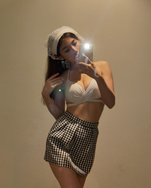 港台瑜伽女神外遊性感大解放！穿比堅尼行超市騷噴血身材派福利 