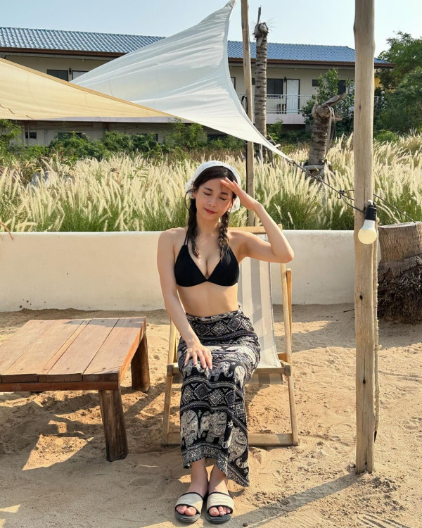 港台瑜伽女神外遊性感大解放！穿比堅尼行超市騷噴血身材派福利 