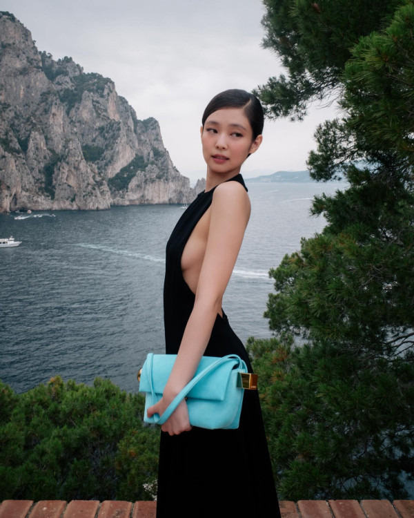 Jennie出席婚禮衣著被批唔尊重!粉絲即護航解釋背後原因!