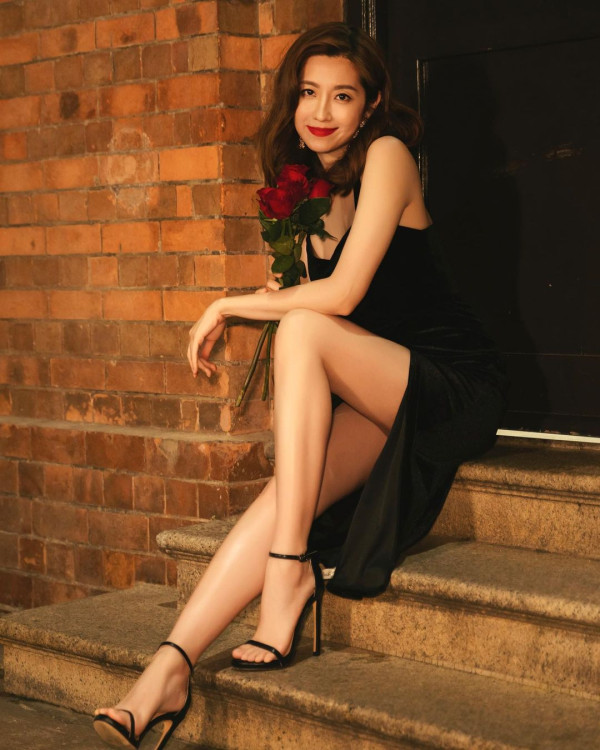 陳庭欣罕晒火辣泳衣相玩透視！洶湧胸形畢露震撼網民眼球！ 