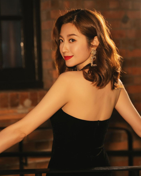 陳庭欣罕晒火辣泳衣相玩透視！洶湧胸形畢露震撼網民眼球！ 