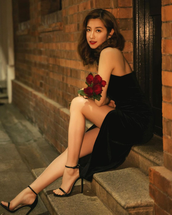 陳庭欣罕晒火辣泳衣相玩透視！洶湧胸形畢露震撼網民眼球！ 