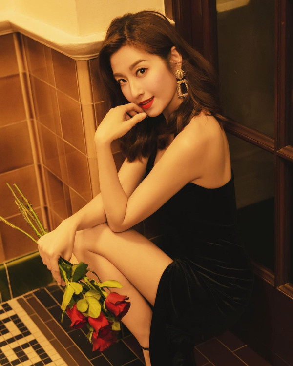 陳庭欣罕晒火辣泳衣相玩透視！洶湧胸形畢露震撼網民眼球！ 