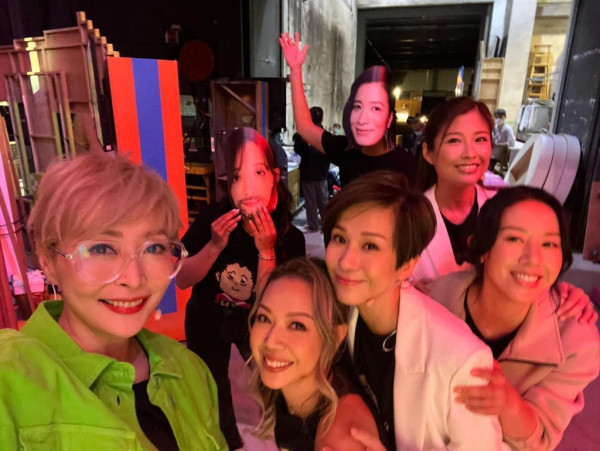 佘詩曼罕曬泳衣照大騷長腿 與「七魔女」閨密出遊獨欠一人 