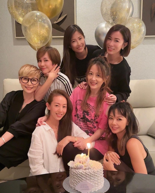 佘詩曼罕曬泳衣照大騷長腿 與「七魔女」閨密出遊獨欠一人 