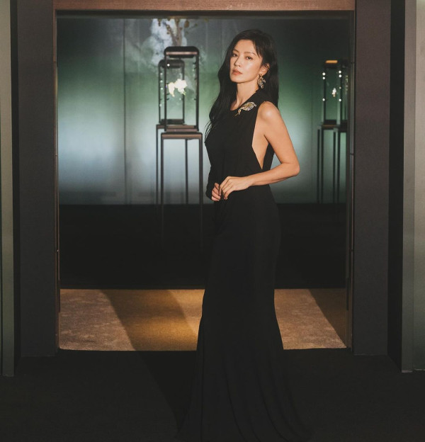 48歲性感女神開胸晚裝曬完美身材 老公親證「事業線巨大」 林熙蕾分享三大保養秘訣 