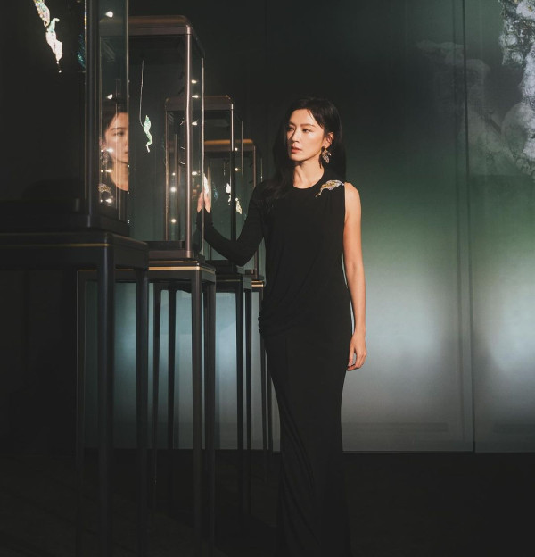 48歲性感女神開胸晚裝曬完美身材 老公親證「事業線巨大」 林熙蕾分享三大保養秘訣 