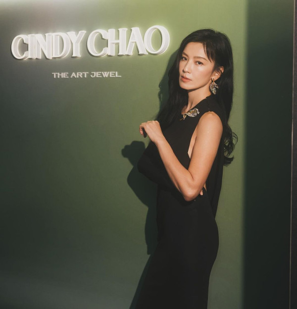 48歲性感女神開胸晚裝曬完美身材 老公親證「事業線巨大」 林熙蕾分享三大保養秘訣 