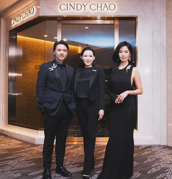 48歲性感女神開胸晚裝曬完美身材 老公親證「事業線巨大」 林熙蕾分享三大保養秘訣 