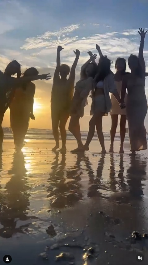 佘詩曼罕曬泳衣照大騷長腿 與「七魔女」閨密出遊獨欠一人 