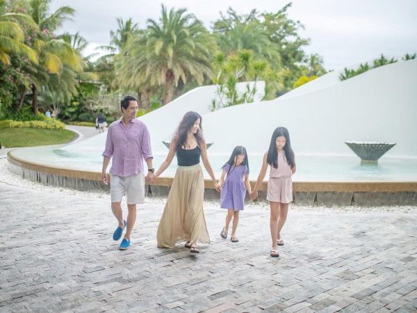 48歲性感女神開胸晚裝曬完美身材 老公親證「事業線巨大」 林熙蕾分享三大保養秘訣 