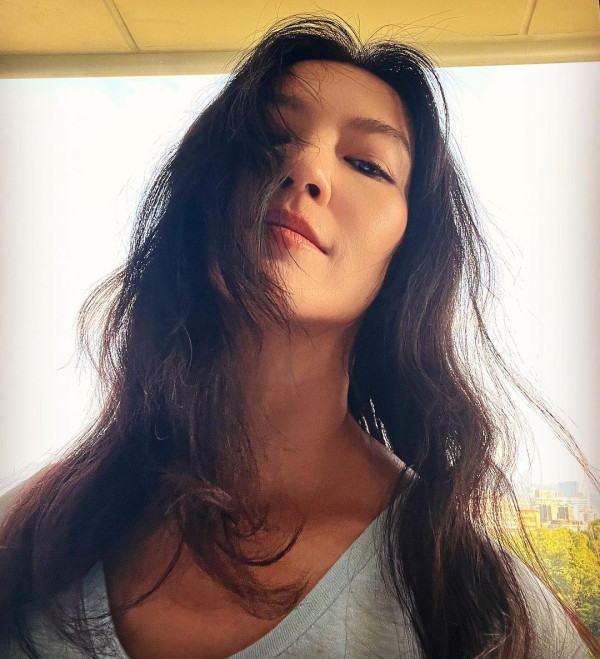 48歲性感女神開胸晚裝曬完美身材 老公親證「事業線巨大」 林熙蕾分享三大保養秘訣 