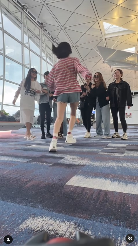 佘詩曼罕曬泳衣照大騷長腿 與「七魔女」閨密出遊獨欠一人 