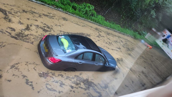 暴雨水浸｜大埔水浸私家車遭淹 司機據指已獲救