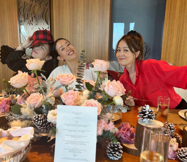 佘詩曼罕曬泳衣照大騷長腿 與「七魔女」閨密出遊獨欠一人 