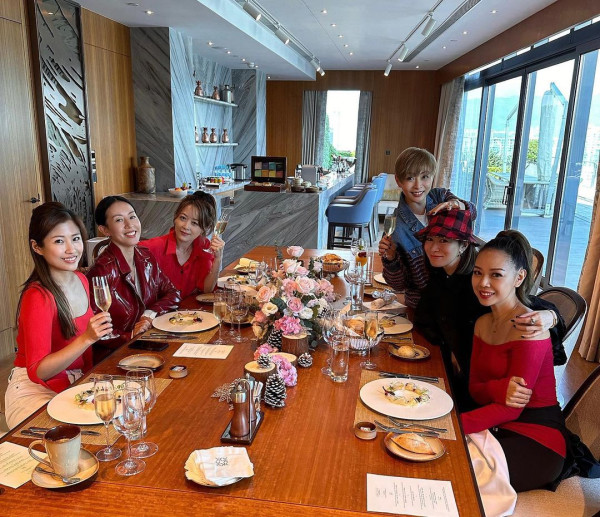 佘詩曼罕曬泳衣照大騷長腿 與「七魔女」閨密出遊獨欠一人 