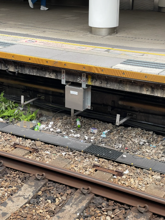 港鐵東鐵線極污糟 路軌堆滿垃圾 港人：香港衞生問題愈嚟愈差