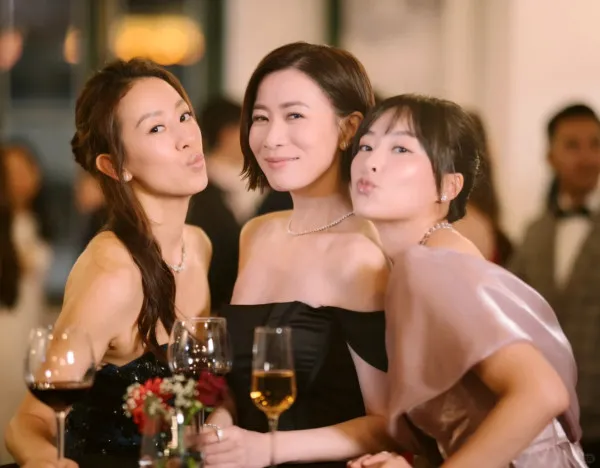 佘詩曼罕曬泳衣照大騷長腿 與「七魔女」閨密出遊獨欠一人 