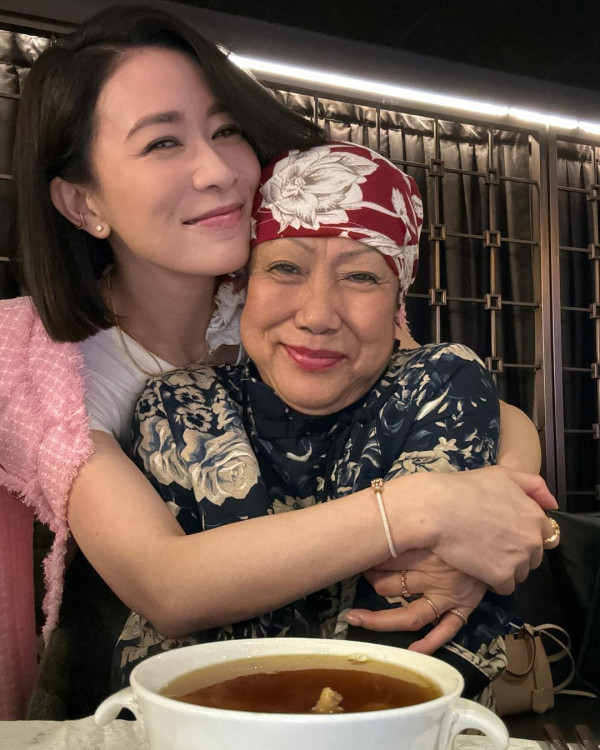 佘詩曼罕曬泳衣照大騷長腿 與「七魔女」閨密出遊獨欠一人 