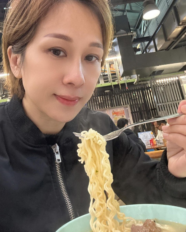 佘詩曼罕曬泳衣照大騷長腿 與「七魔女」閨密出遊獨欠一人 