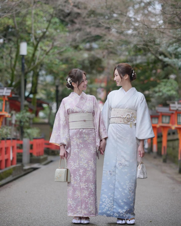 蔡嘉欣孖陳詩欣西班牙旅行飛足半個月 同行原來仲有索家姐 身形禾稈冚珍珠 