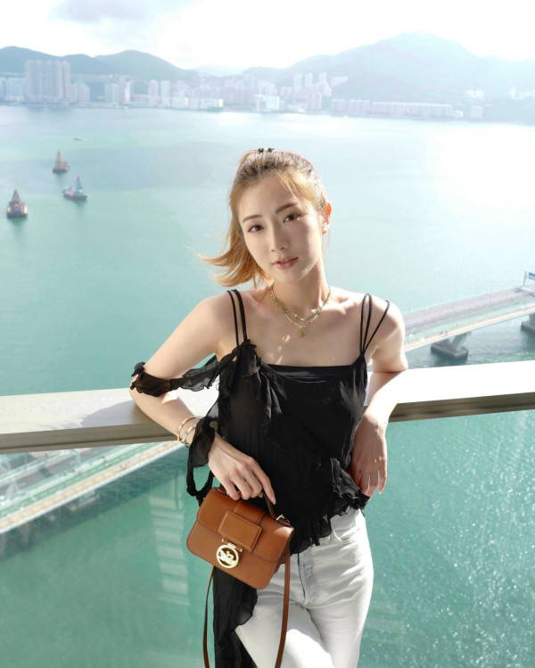 蔡嘉欣前空姐家姐曬婚照好事近 網友留言恭喜：姐姐係咪有咗？ 